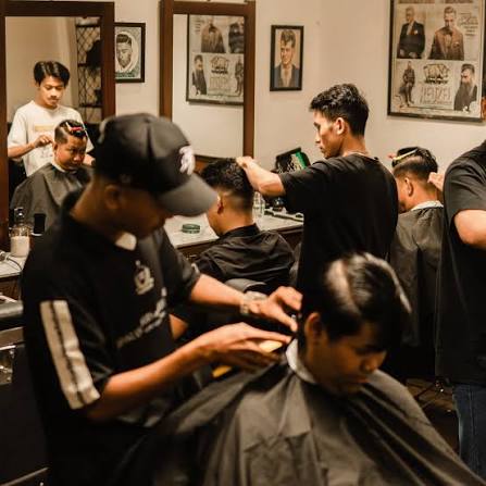 Suasana dan hasil potong rambut di barbershop