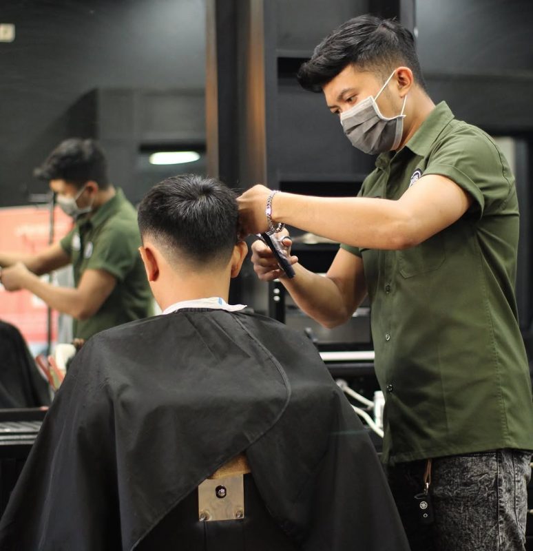 Suasana dan hasil potong rambut di barbershop